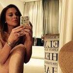Lindsay Lohan posa completamente nua em frente ao espelho