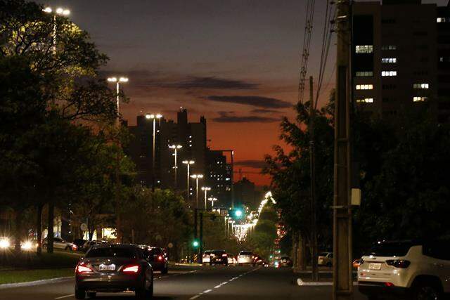 Confusão aconteceu em lanchonete na Avenida Afonso Pena. (Foto: Minamar Júnior)