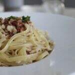 Esta receita de Spaghetti à Carbonara vai deixar seu jantar mais romântico