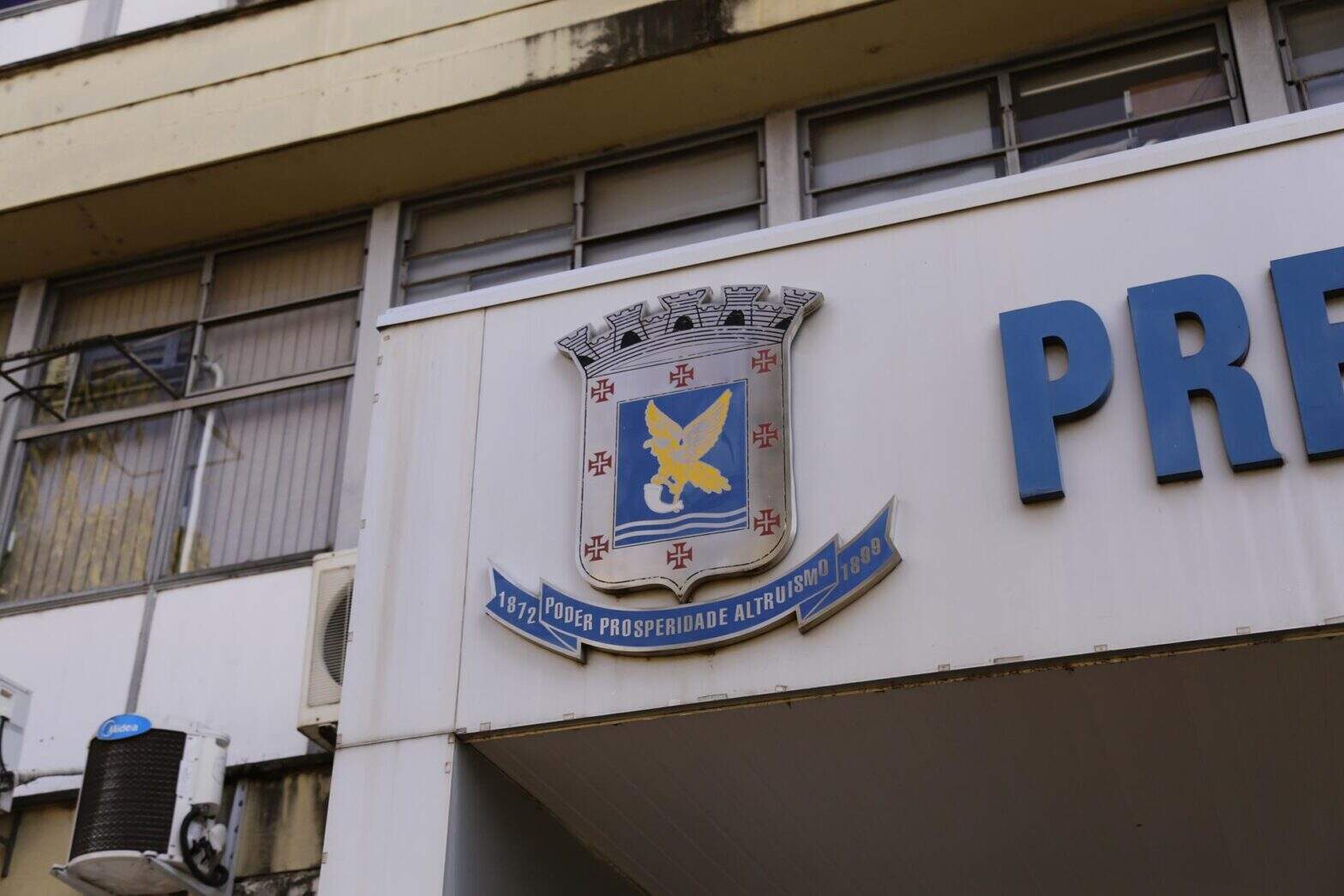 Brasão de Campo Grande na fachada da Prefeitura. (Foto: Henrique Arakaki