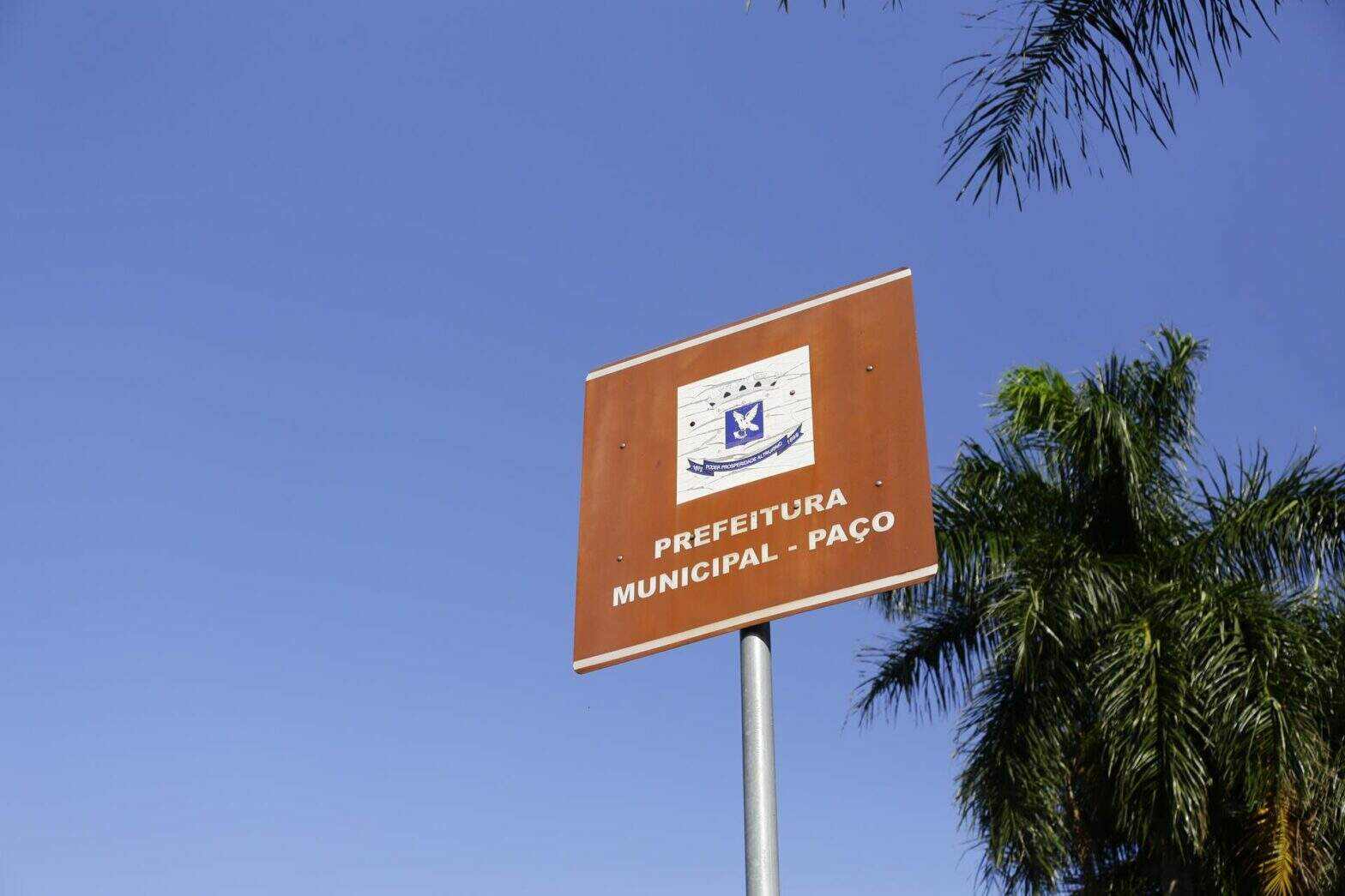 Placa informativa da Prefeitura de Campo Grande. (Foto: Henrique Arakaki