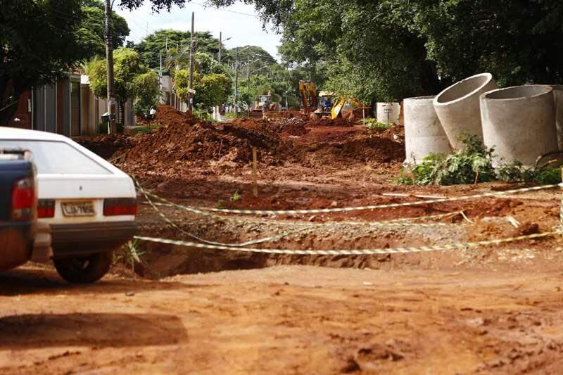 Após 30 anos, moradores do Nova Campo Grande comemoram obra que abre caminho para asfalto