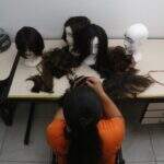 Detentas de Campo Grande fabricam perucas para mulheres em tratamento de câncer