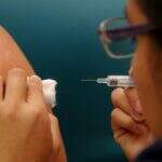 Procura por vacinação continua intensa na rede particular e pública