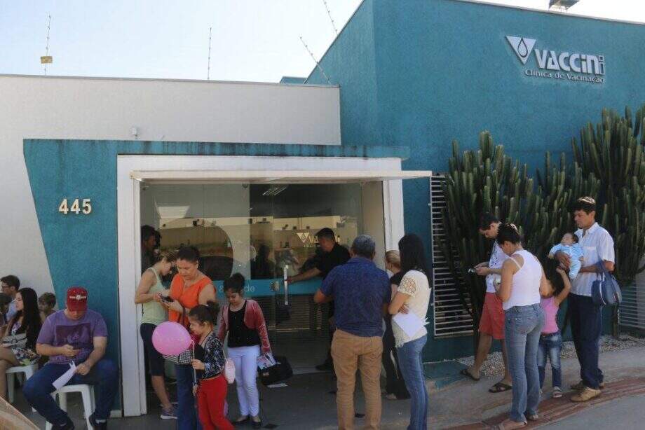 Campo-grandense paga caro, mas madruga na fila da vacina