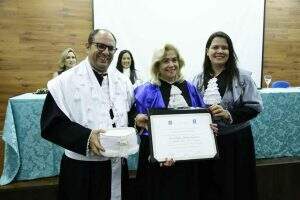 María recebeu o título das mãos do reitor e da vice-reitora da UFMS (Leonardo de França