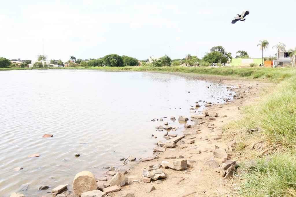 Estiagem ou assoreamento: bancos de areia na Lagoa Itatiaia intrigam moradores