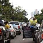 Embalada por Bolsonaro, carreata anti-quarentena teve carrões de luxo e bandeiras do Brasil