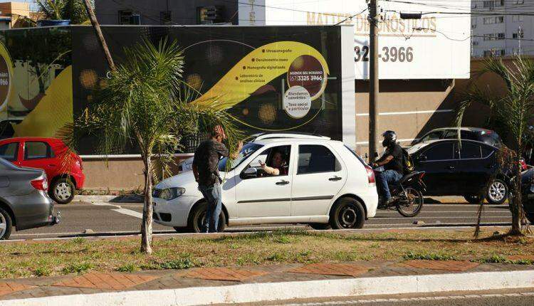 Motoristas reclamam de abordagens nos semáforos. Foto. Leonardo França.