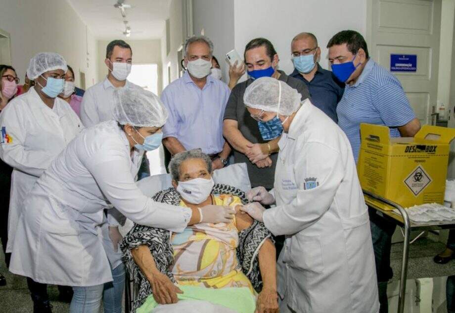 Com drive-thru, vacinação de idosos com mais de 90 anos começa neste sábado em Corumbá