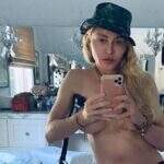 Madonna posa fazendo topless no banheiro de sua mansão