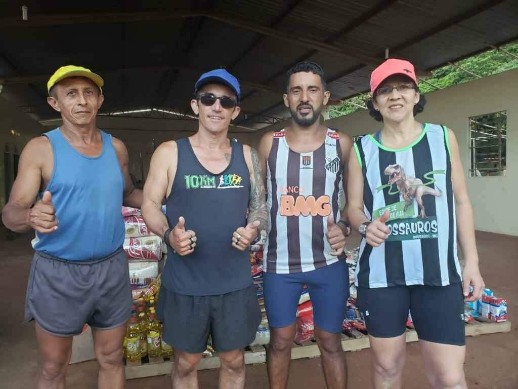 Ele correram das 6h às 18 horas em nome da solidariedade (Foto: Marcos Morandi)