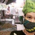 Mariana Ximenes cozinha marmitas como voluntária em projeto solidário