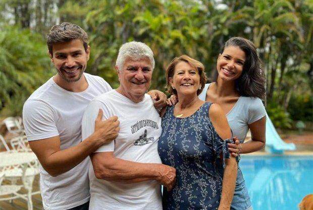 Mariano apresenta Jakelyne Oliveira para os pais em Campo Grande