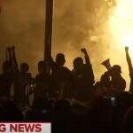 EUA: manifestantes põem fogo em delegacia em protesto por assassinato de negro