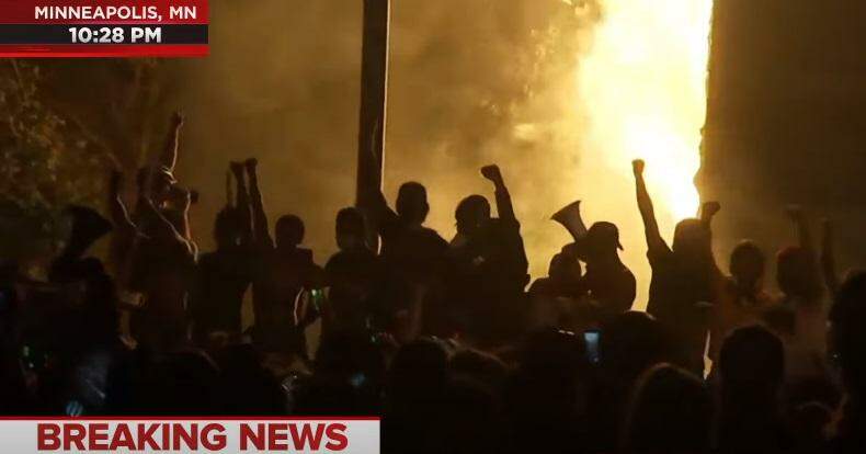 EUA: manifestantes põem fogo em delegacia em protesto por assassinato de negro