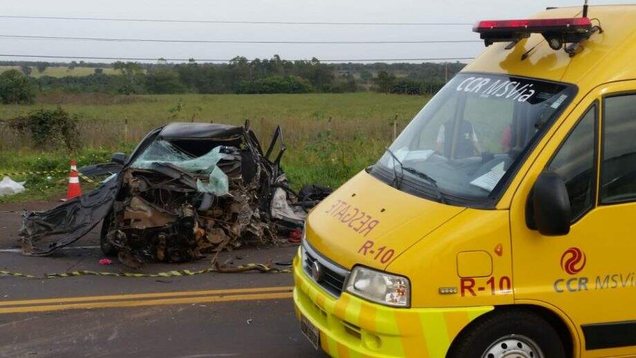 Veículo ficou destruído com batida na BR-163. (Foto: Thatiana Melo/Jornal Midiamax).