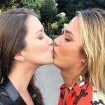 Nathalia Dill posta beijo em Glamour Garcia: ‘Transfobia é crime’
