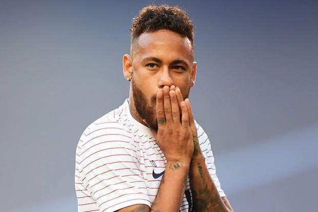Neymar deixa treino mais cedo após sofrer pisão e vira dúvida na seleção