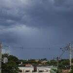 Domingo amanhece com tempo nublado e chove a qualquer hora do dia em MS