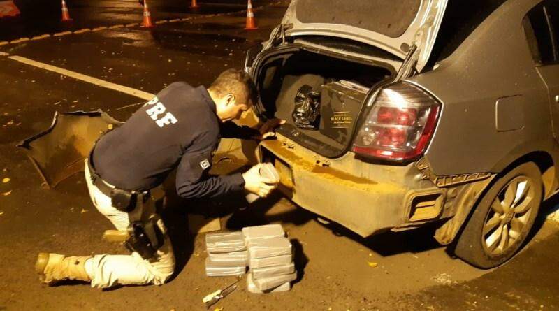 Droga estava escondida no carro (Foto: PRF)