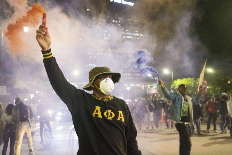 EUA tem mais uma noite de protestos violentos com toque de recolher