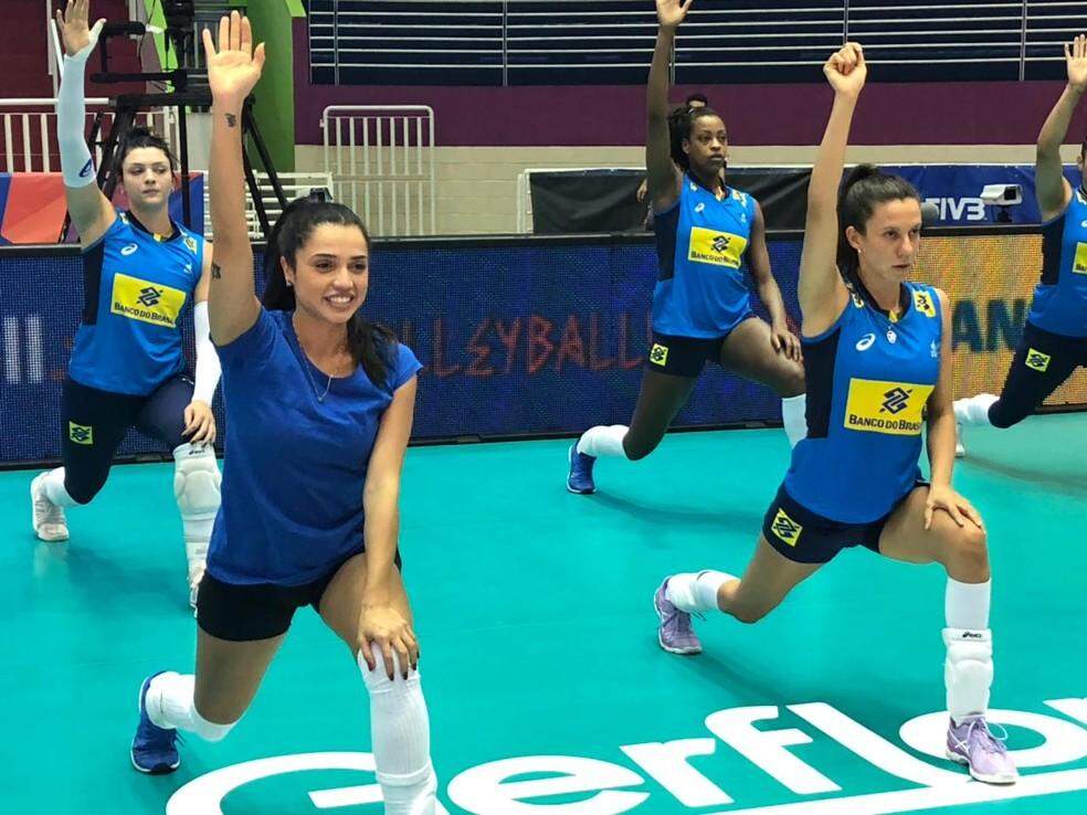 Ex-BBB Paula Amorim participa de treino da seleção feminina de vôlei