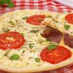 Pizza de tapioca sabor marguerita fácil e rápida para matar a fome