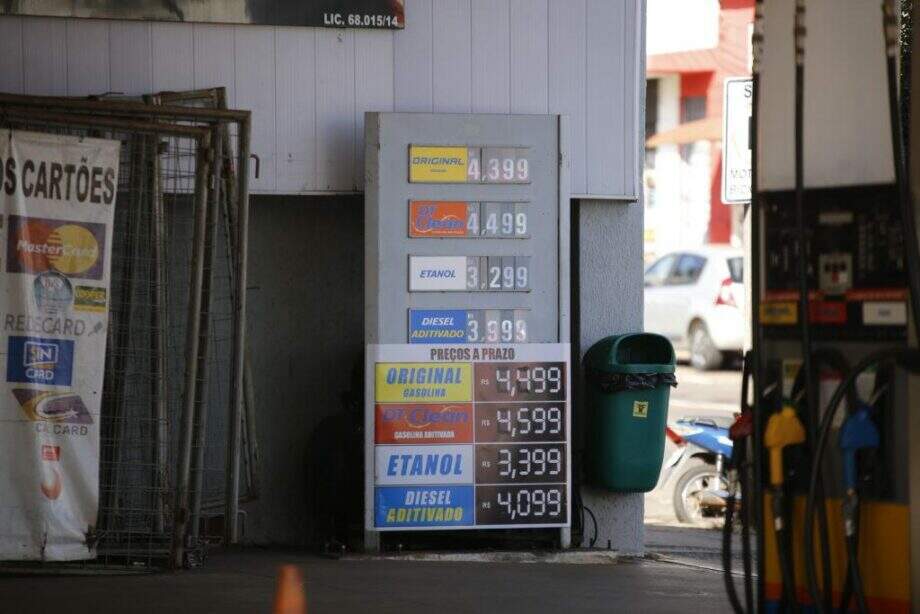Após denúncia de venda ilegal, postos proíbem venda de combustível em galões na Capital