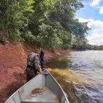 Polícia prende homem pescando com tipo tarrafão durante piracema no Rio Miranda