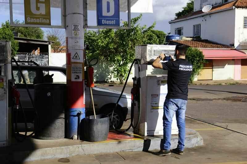 Reinaldo ignora isenção de Bolsonaro e mantém ICMS sobre diesel e gás de cozinha em MS