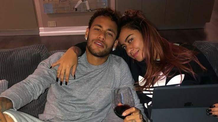 Irmã de Neymar sai em defesa do jogador após episódio de racismo