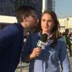 VÍDEO: Torcedor tenta beijar repórter da Globo durante transmissão ao vivo na Copa