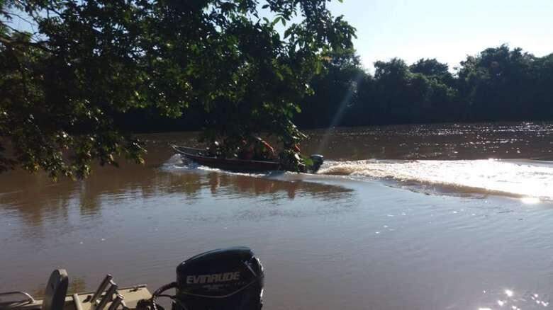 Bombeiros fazem buscas por pescador que caiu no Rio Brilhante após barco virar