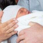 Príncipe Harry e Meghan Markle fazem primeira aparição com bebê