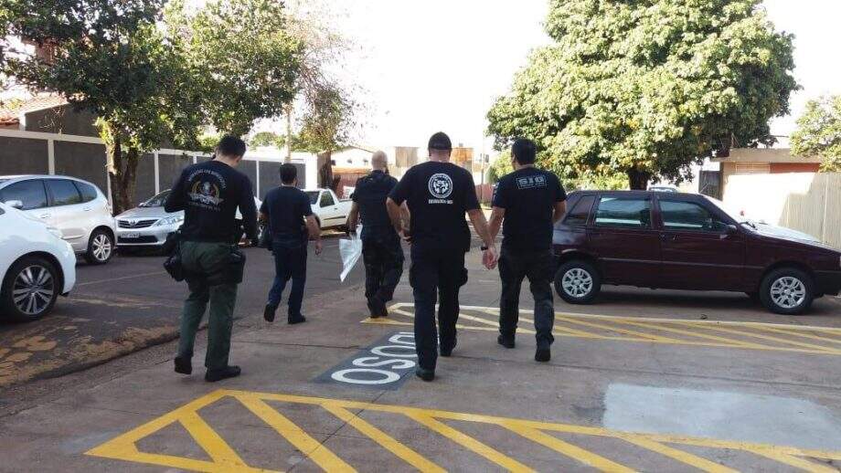 Policiais cumprem mandados em Dourados e Rio Brilhante. (Foto: Oswaldo Duarte/Dourados News).