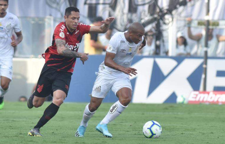 Santos empata com Athletico-PR no fim, mas deixa Flamengo na liderança isolada