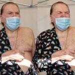 Silvio Santos toma 2ª dose da vacina contra Covid-19 usando pijama