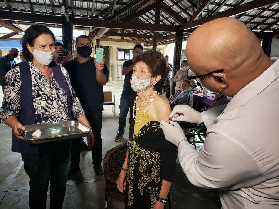Moradores de asilo em Dourados começam a ser vacinados
