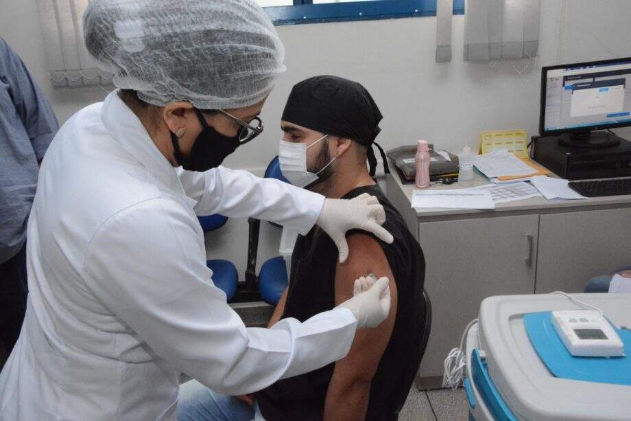 Instalação de polos de imunização contra coronavírus depende de número de doses, anuncia prefeitura