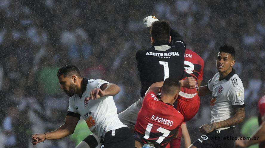 Vasco sai atrás, mas reage e busca empate com o Athletico-PR em São Januário