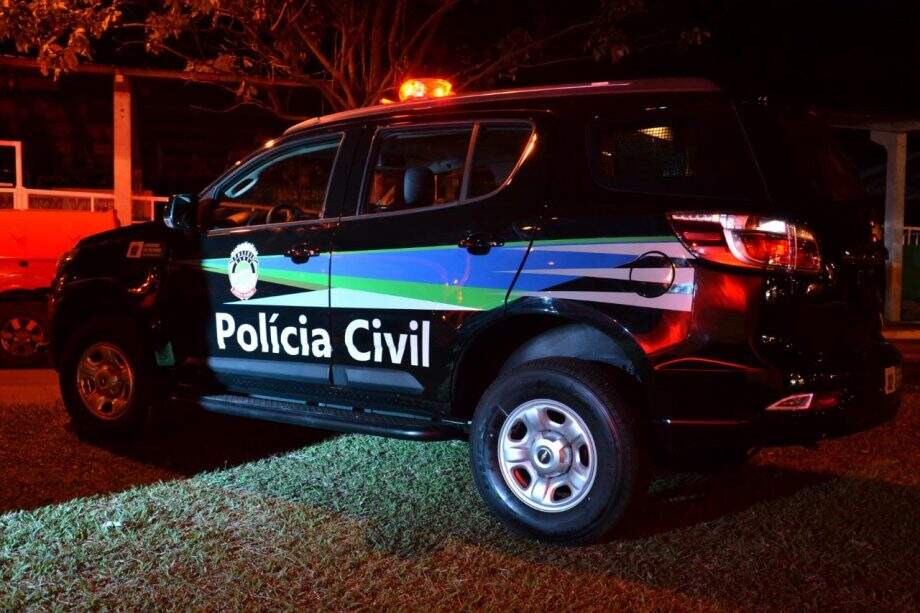 Embriagada, mulher capota o próprio carro e acaba presa