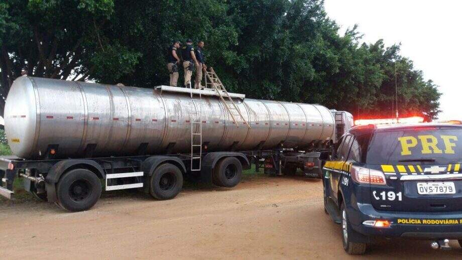 PRF apreende 300 quilos de maconha escondida em caminhão-tanque