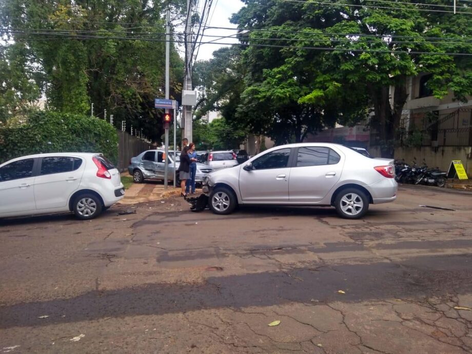 Motorista fura sinal vermelho e carro para em calçada na Quinze de Novembro