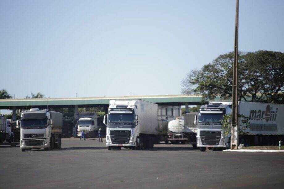 Até 19 mil caminhoneiros em MS devem parar em protesto à alta do diesel