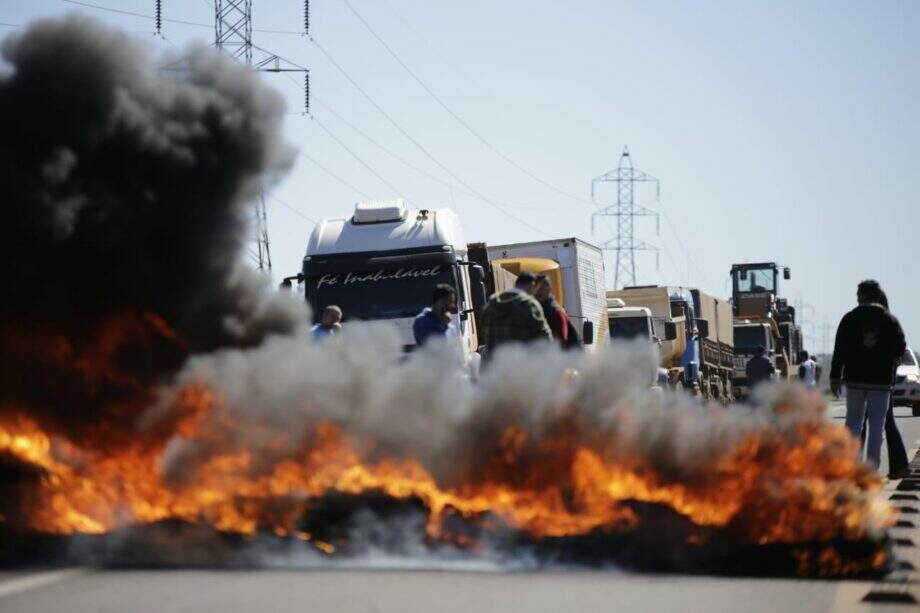 VÍDEO: Caminhoneiros bloqueiam BR-163 em Campo Grande em protesto contra alta do diesel