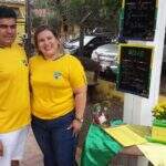 Para fugir da mesmice, noivos ‘abraçam’ jogo do Brasil para chá de panelas