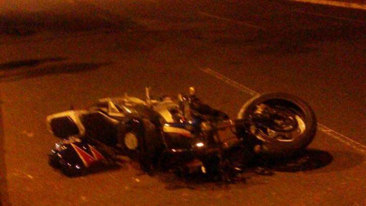 Dois ficam feridos em acidente envolvendo duas motos na Avenida Interlagos