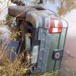 Ladrão abandona Fiat Strada após perder controle em curva e cair em lagoa