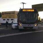 Após batida, carro e ônibus ficam atravessados na Júlio de Castilho